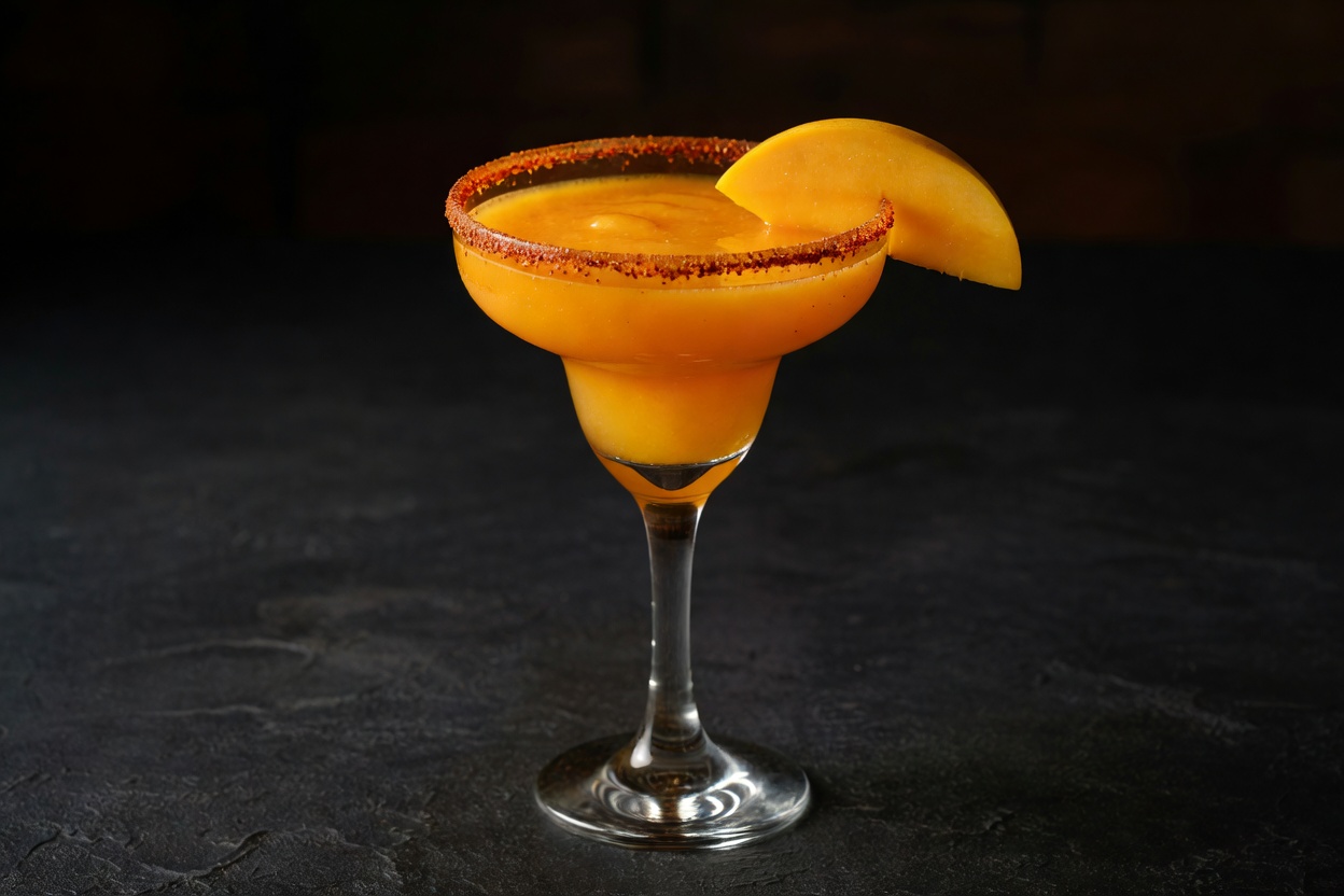 Margarita de mango servido en copa margarita o vaso old fashioned